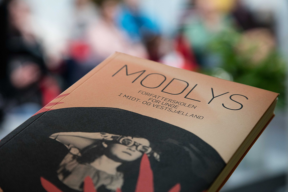 Bogudgivelse og reception af MODLYS ved forfatterskolen for unge. Nykøbing Bibliotek, den 8. maj 2019.