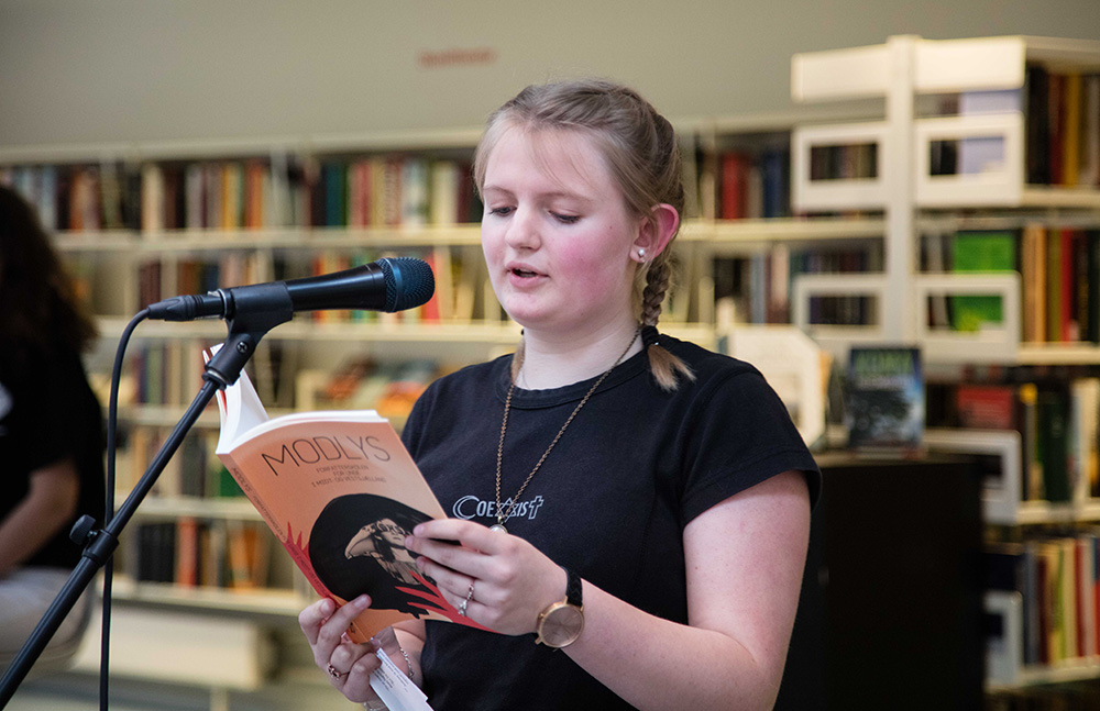 Bogudgivelse og reception af MODLYS ved forfatterskolen for unge. Nykøbing Bibliotek, den 8. maj 2019.